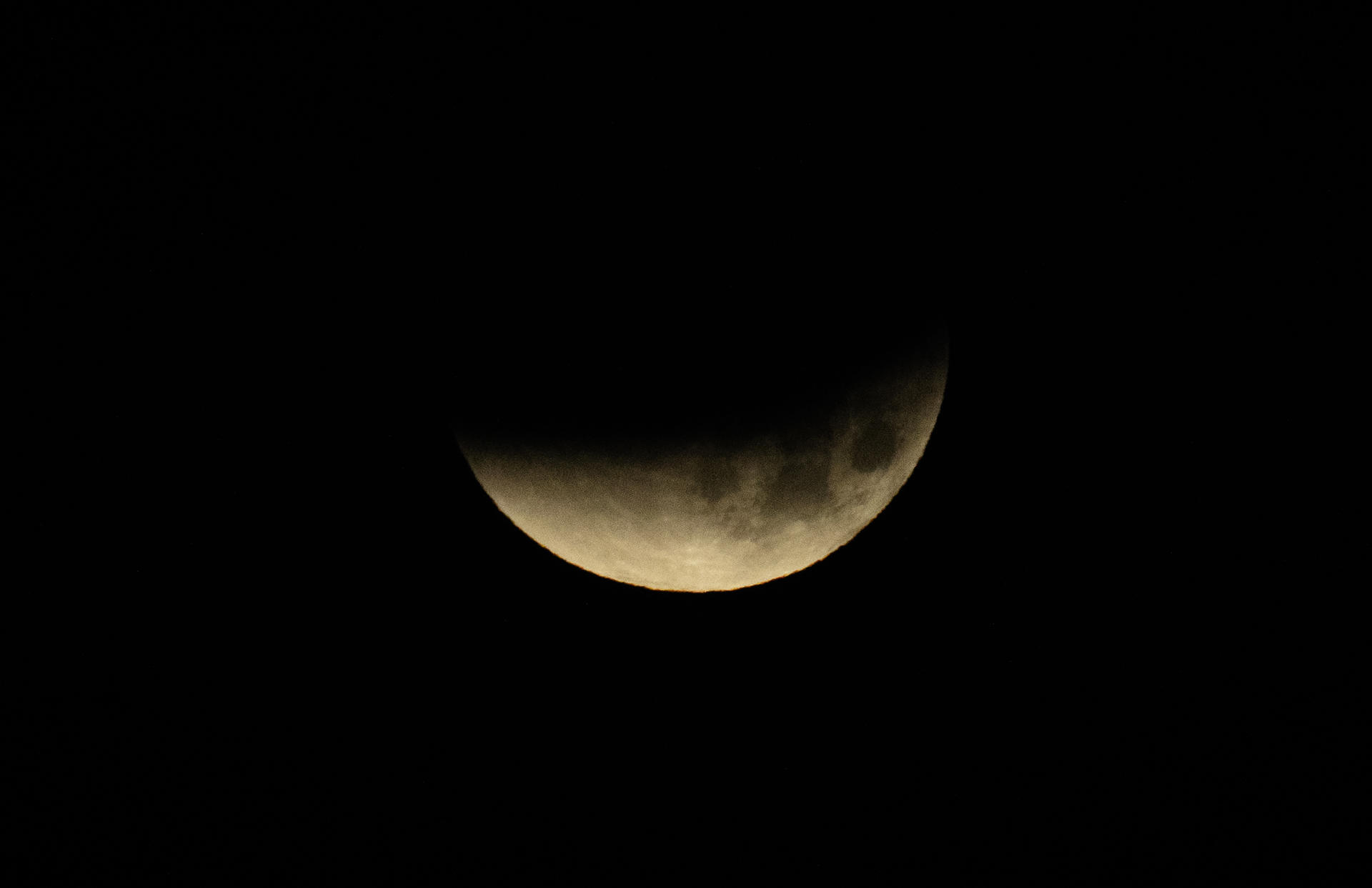 Un eclipse lunar total deja una ‘Luna de sangre’ desde Japón hasta América