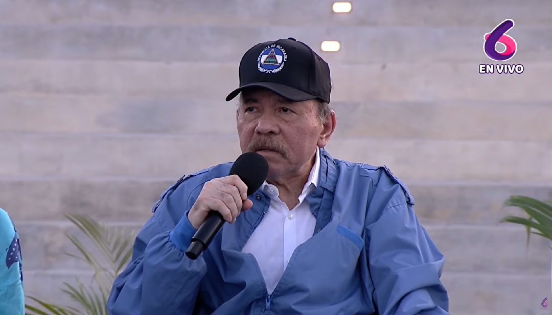 Rosario Murillo recibe antorcha mientras Ortega hace un esfuerzo para mantenerse en pie