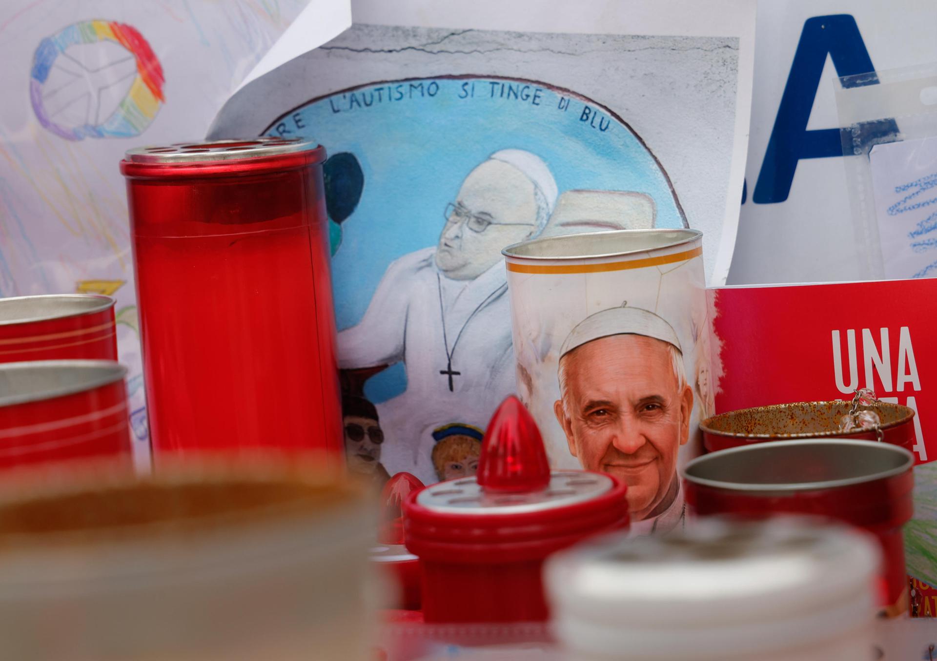 El papa pasa el día en reposo hospitalario y estable dentro de la «complejidad»