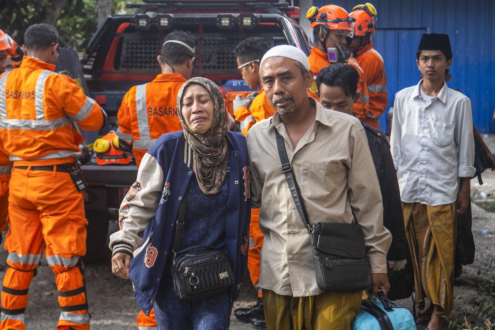 Al menos 3 muertos mientras siguen las tareas de rescate en internado indonesio derrumbado