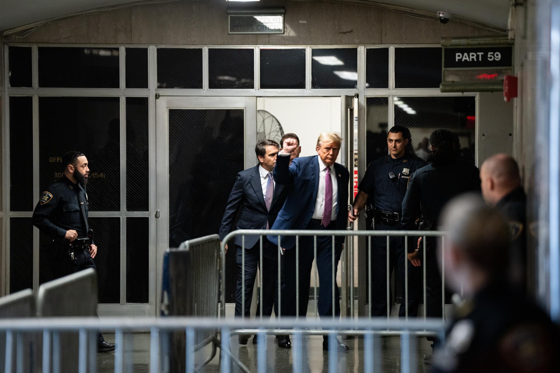 Un hombre se prende fuego a las afueras del tribunal que juzga a Trump