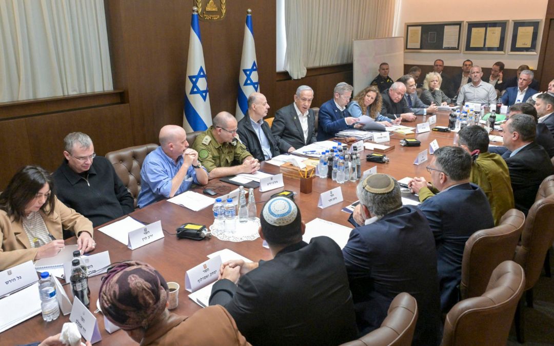 Gobierno israelí aprueba alto el fuego e intercambio de rehenes por presos con Hamás
