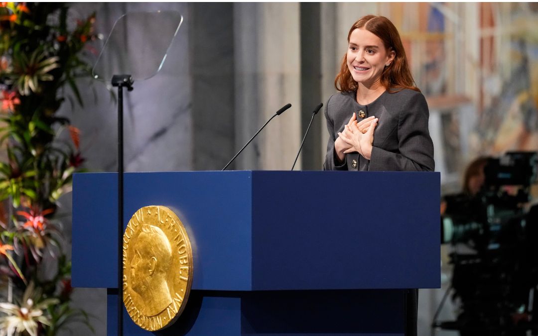 La hija de María Corina Machado recibe el Nobel en su nombre y confirma que la dirigente llegará a Oslo
