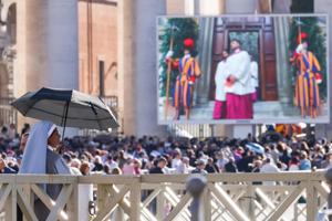 Fieles y curiosos empiezan a llegar al Vaticano a la espera de la primera fumata
