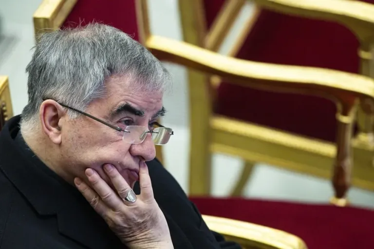 El enigma del cardenal Becciu: ¿entrará en el cónclave?