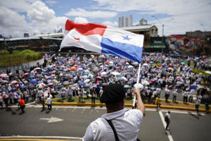 Los maestros del sector público en huelga indefinida en Panamá no recibirán su salario