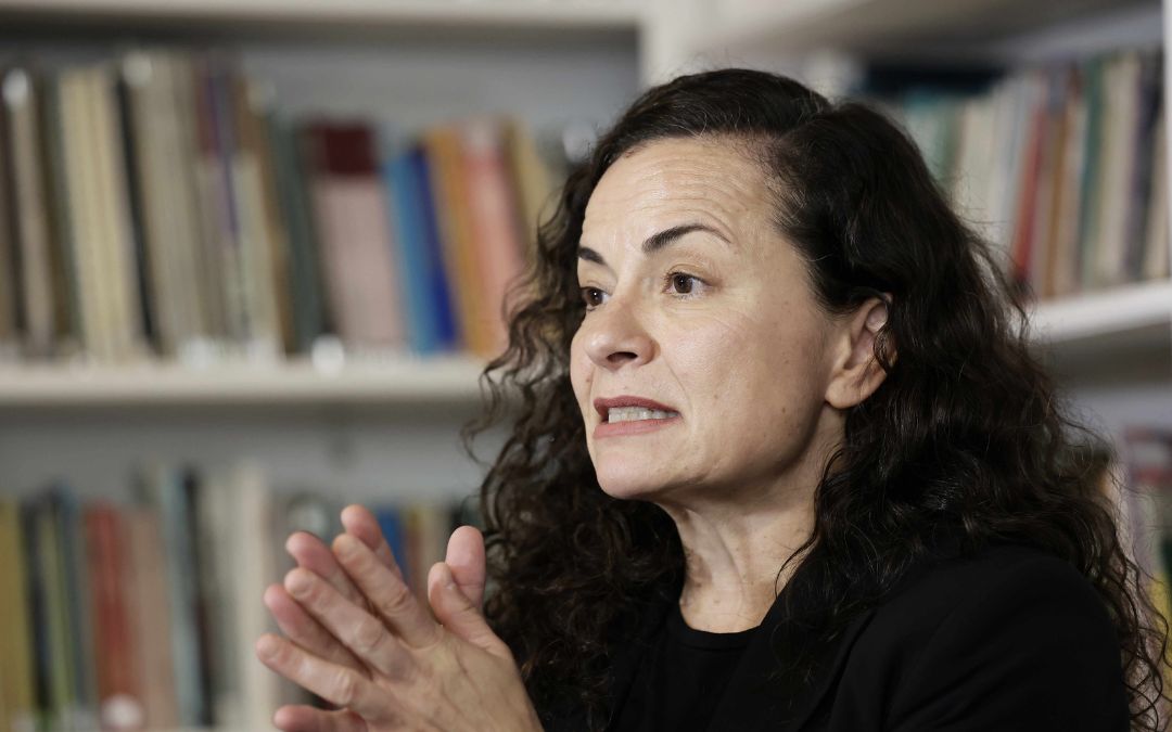 Almudena Bernabéu tilda de “irresponsable” el silencio de Chaves sobre el asesinato de Samcam