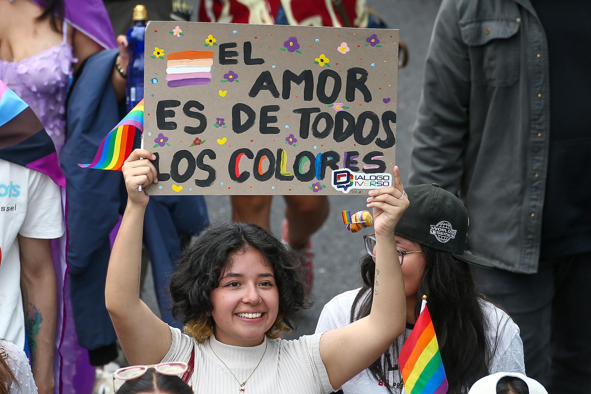 Arcoíris, banderas y activismo en marcha en defensa de derechos LGTBI+ en Ecuador