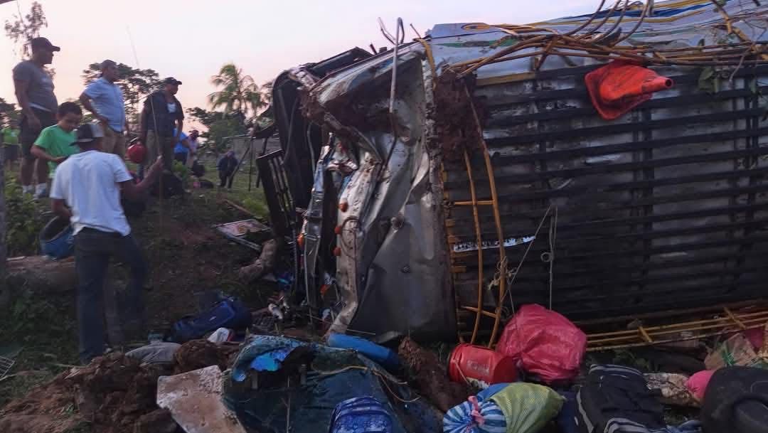 Tres muertos y 26 heridos deja vuelco de bus que viajaba de Managua a Bonanza