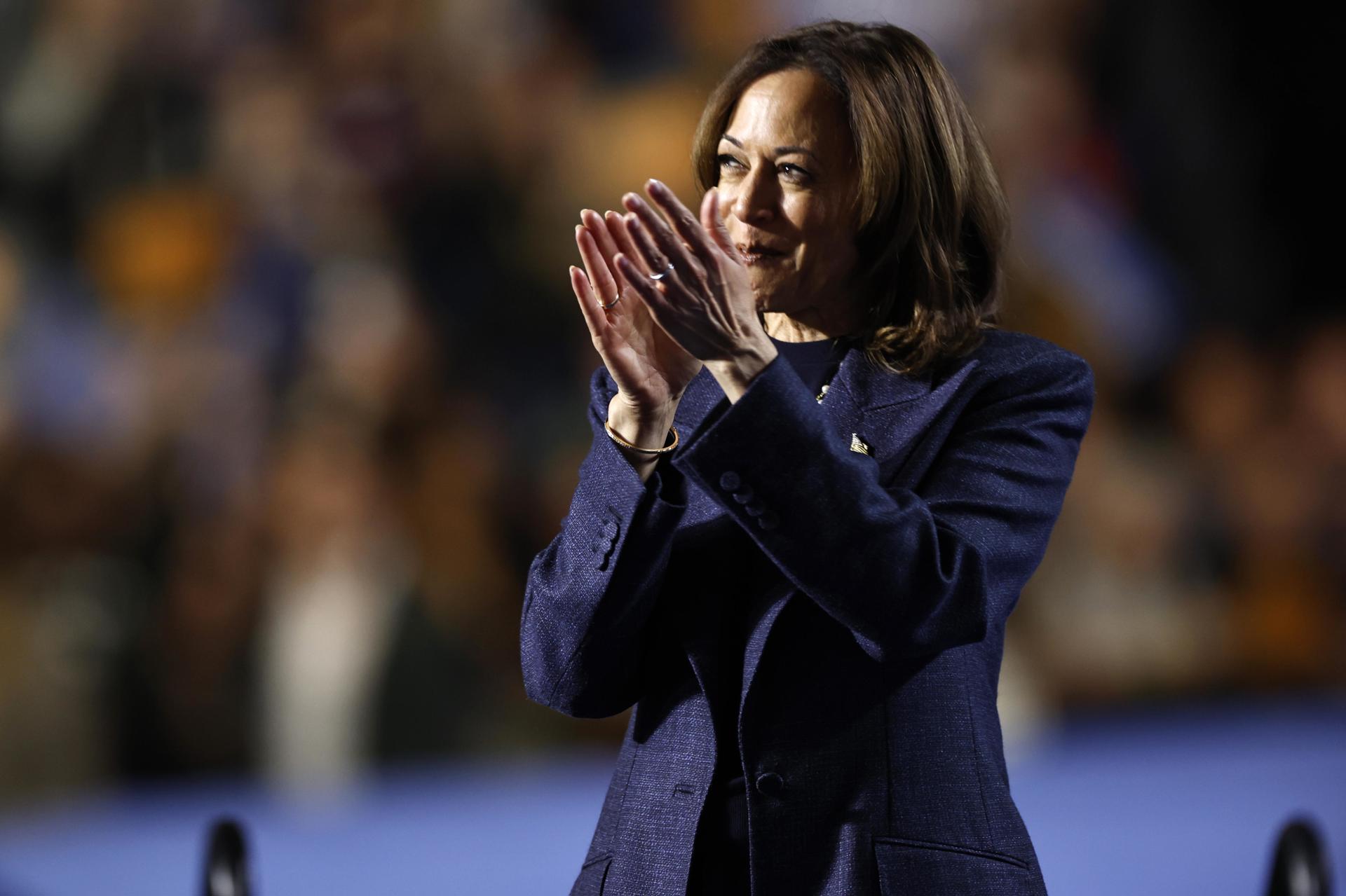 Harris busca conectar con votantes indecisos en entrevistas de última hora en radio