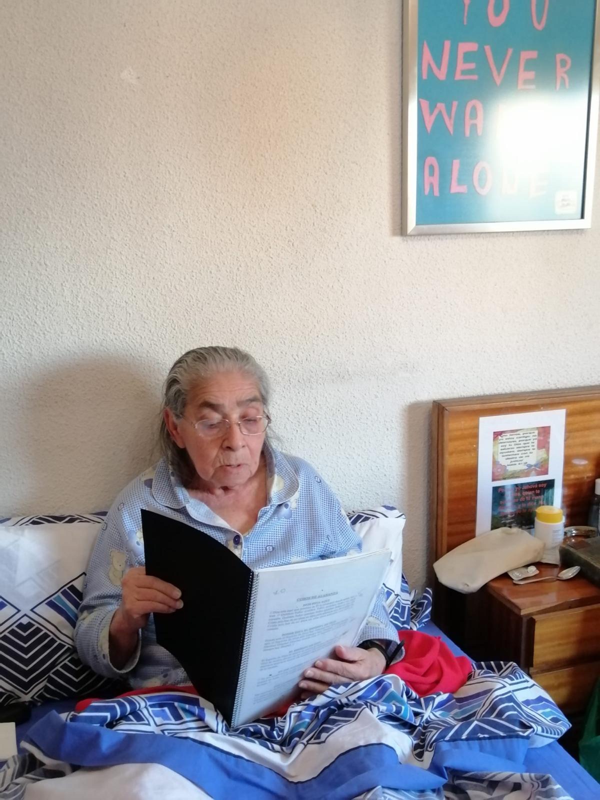 España: Una anciana nicaragüense de 73 años vence al coronavirus y lo celebra tocando su guitarra