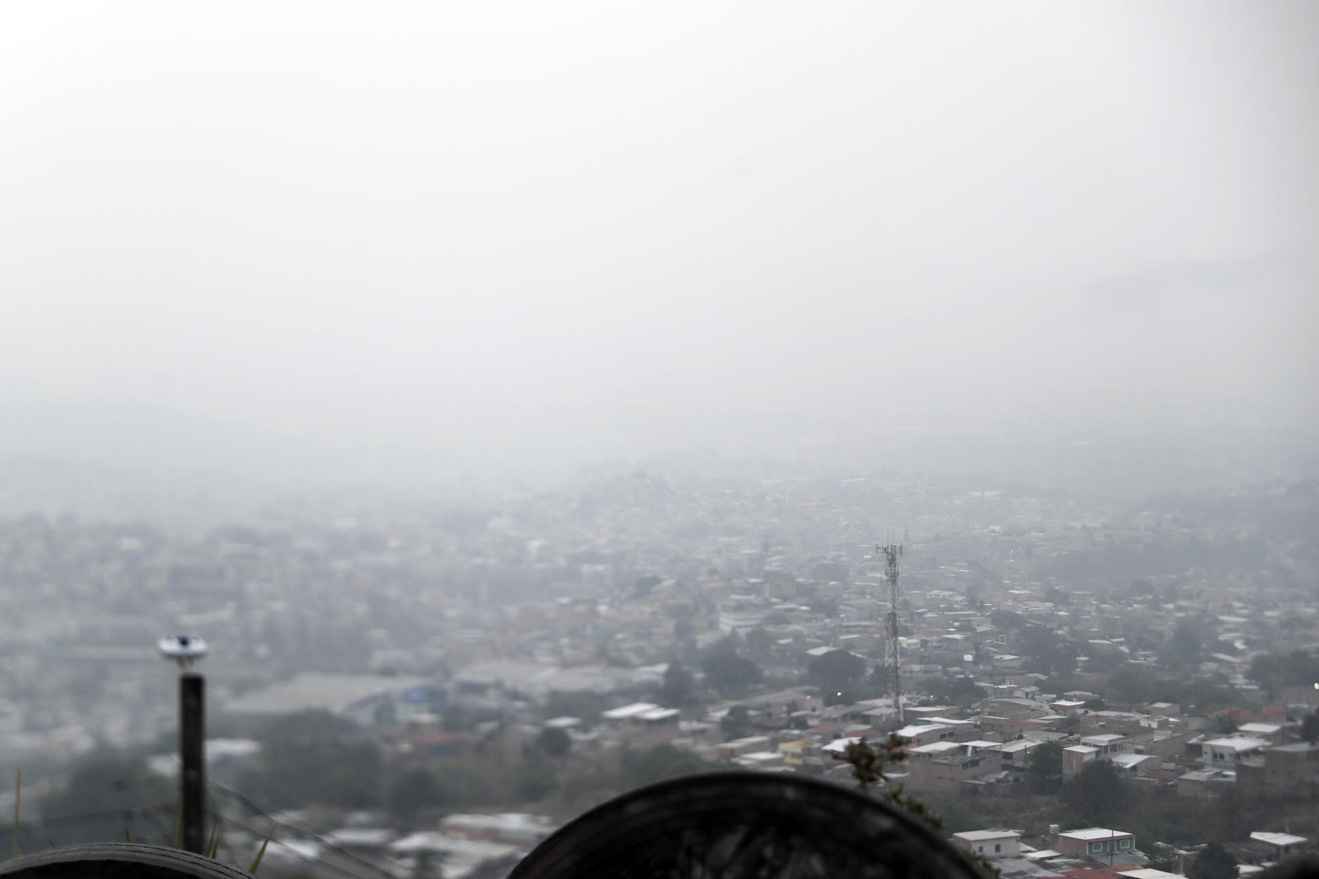 Tres aeropuertos de Honduras cerrados por poca visibilidad debido a una capa densa de humo