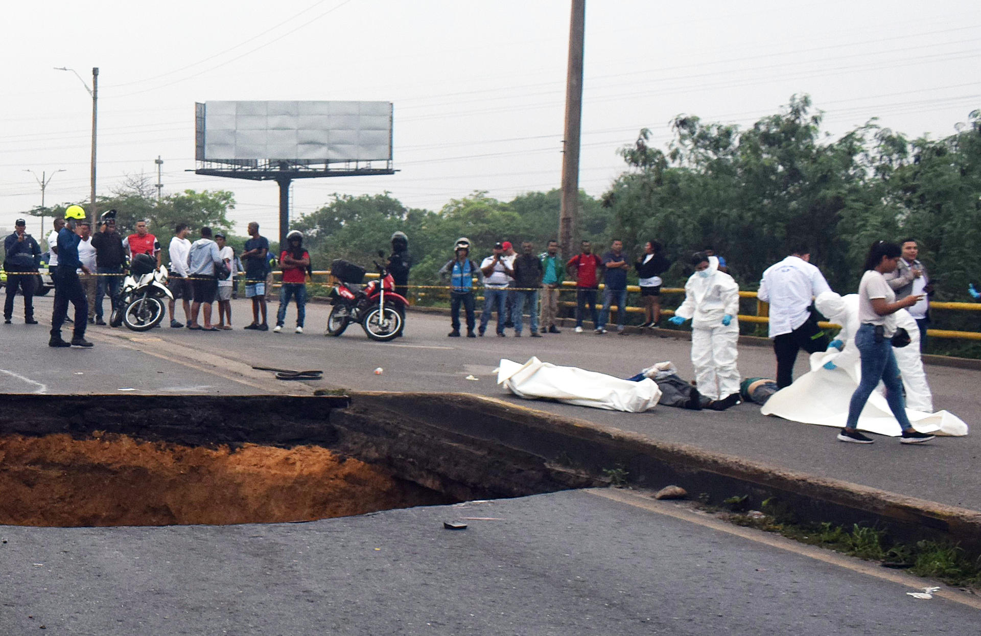 Cuatro muertos y cuatro heridos por la caída de la calzada de un puente en Barranquilla