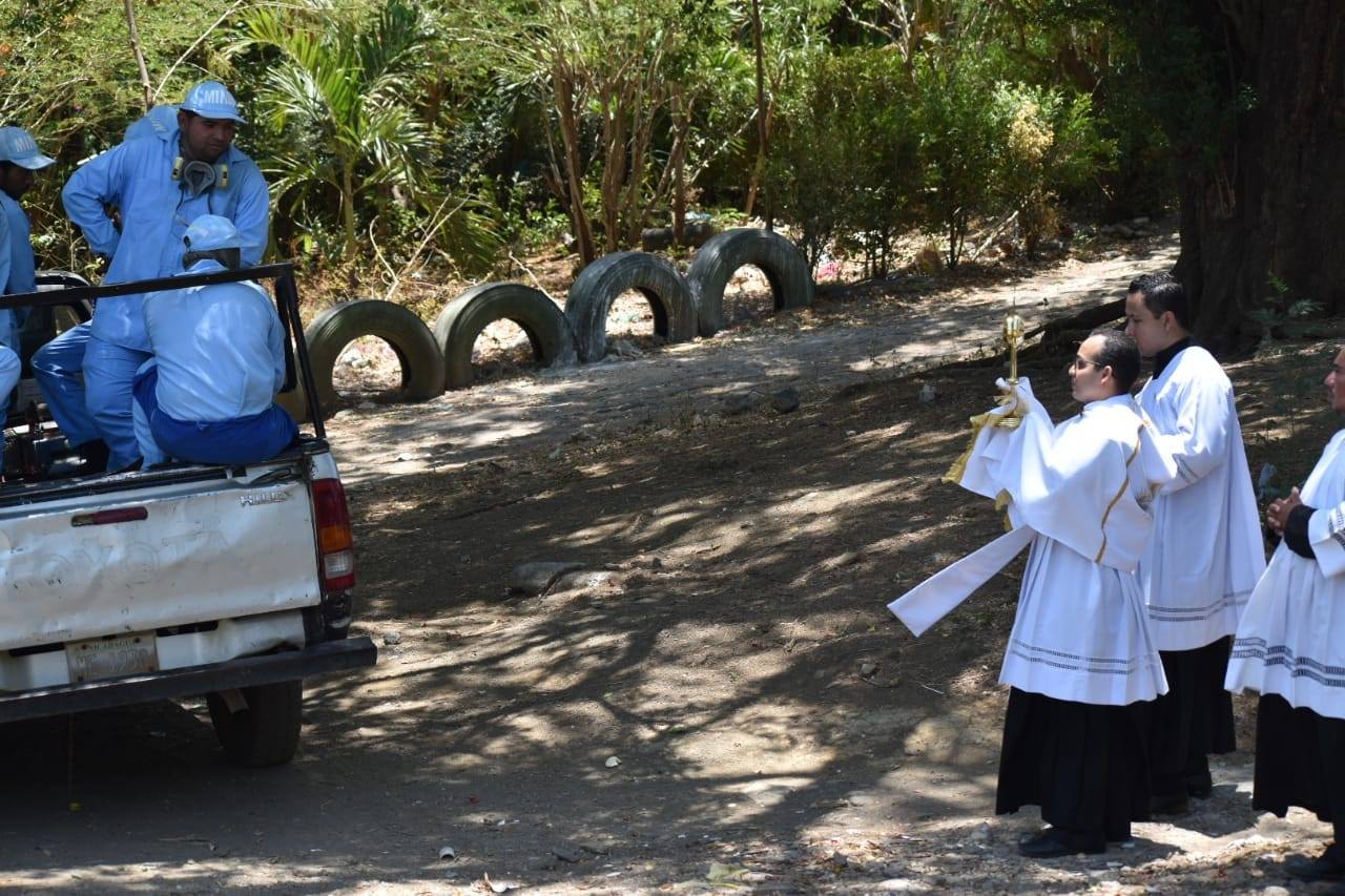 “Quitá esa (…) de aquí”, orteguistas ofenden a sacerdote que sacó el Santísimo para pedir fin del coronavirus