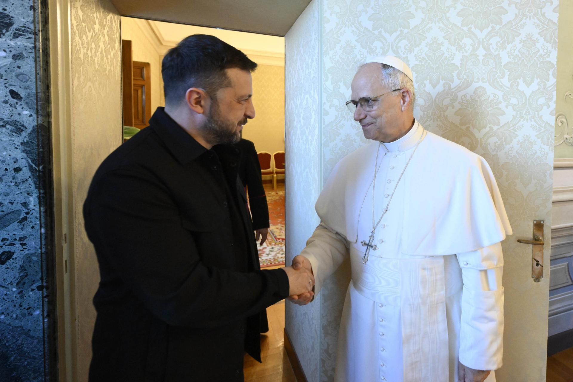 León XIV ofrece el Vaticano para negociar la paz y Zelenski pide una cumbre internacional