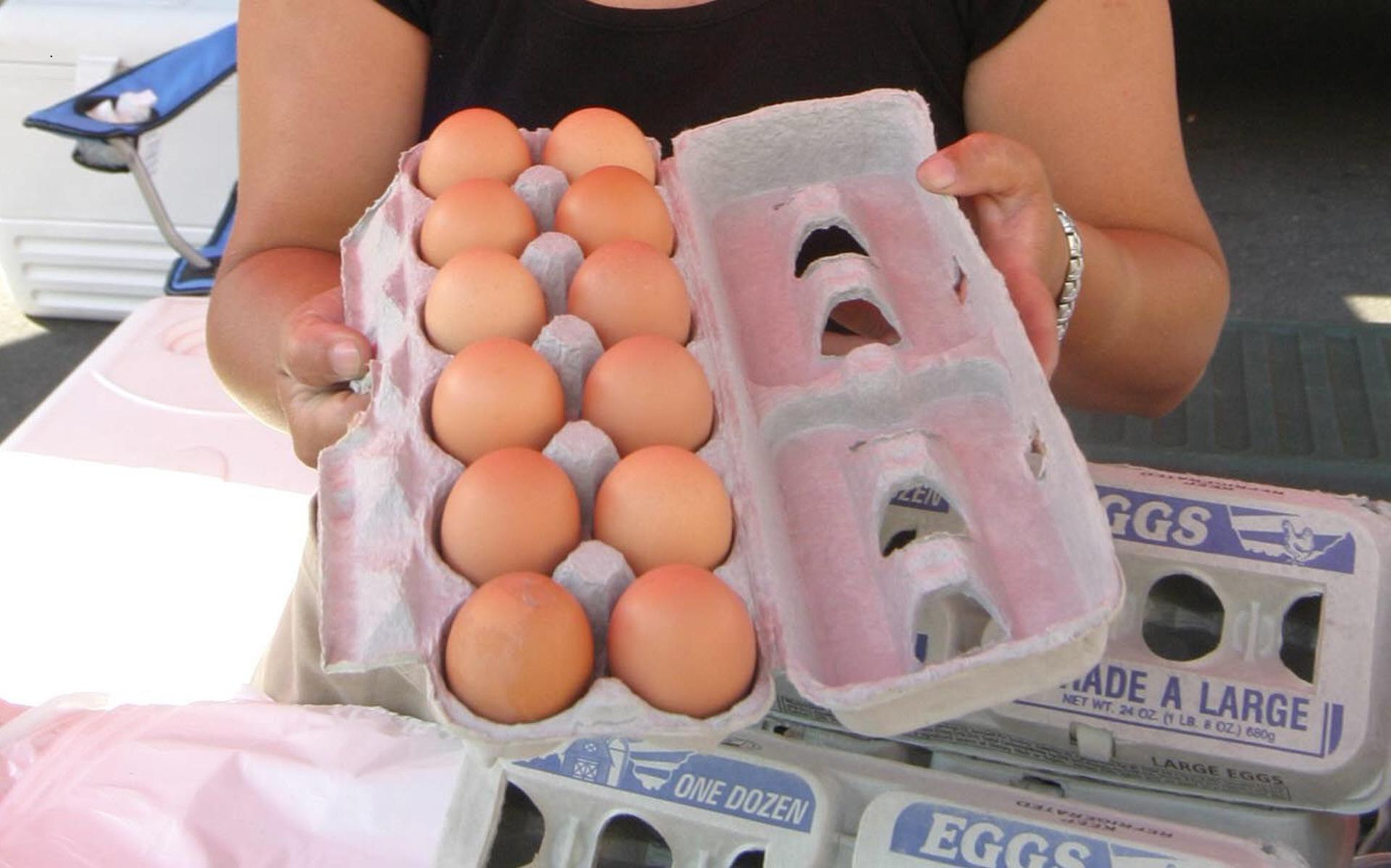 El precio de una docena de huevos en EEUU alcanza casi los cinco dólares, una cifra récord