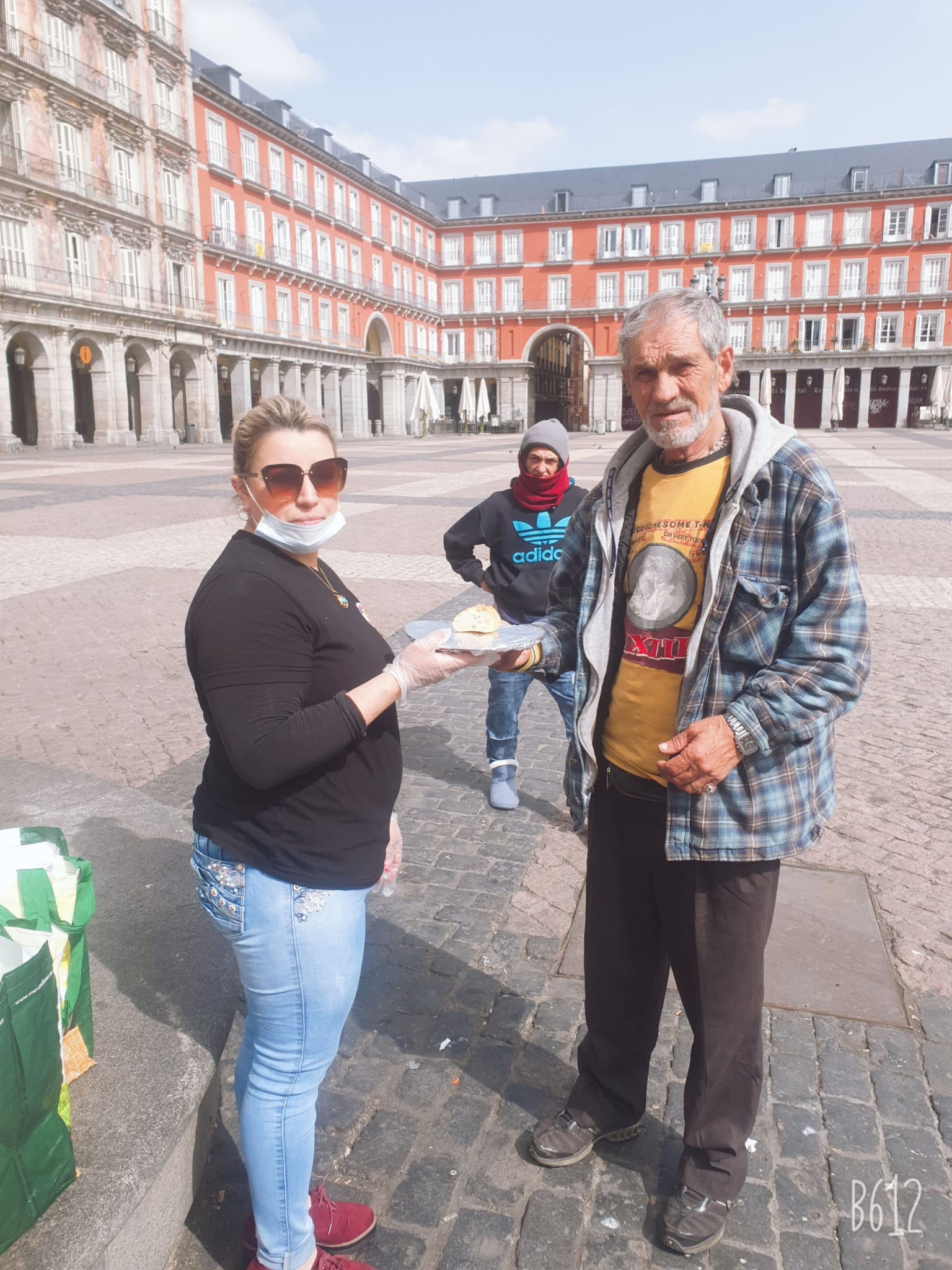 Una nicaragüense lleva alimentos a desamparados en Madrid, el epicentro del coronavirus en España