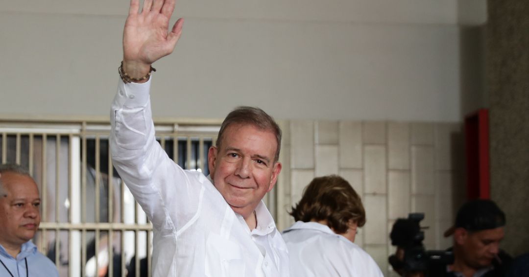 Edmundo González se exilia en España