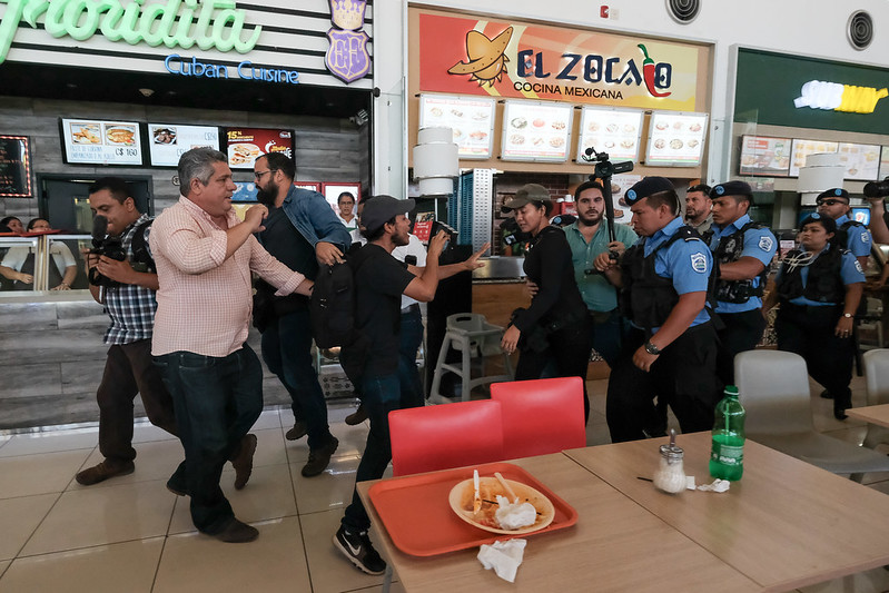 Las dictaduras caen, el pueblo y los periodistas quedamos