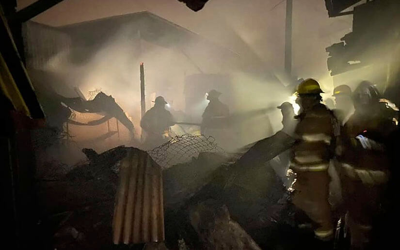 Un incendio afecta a 20 tramos en el mercado Oriental