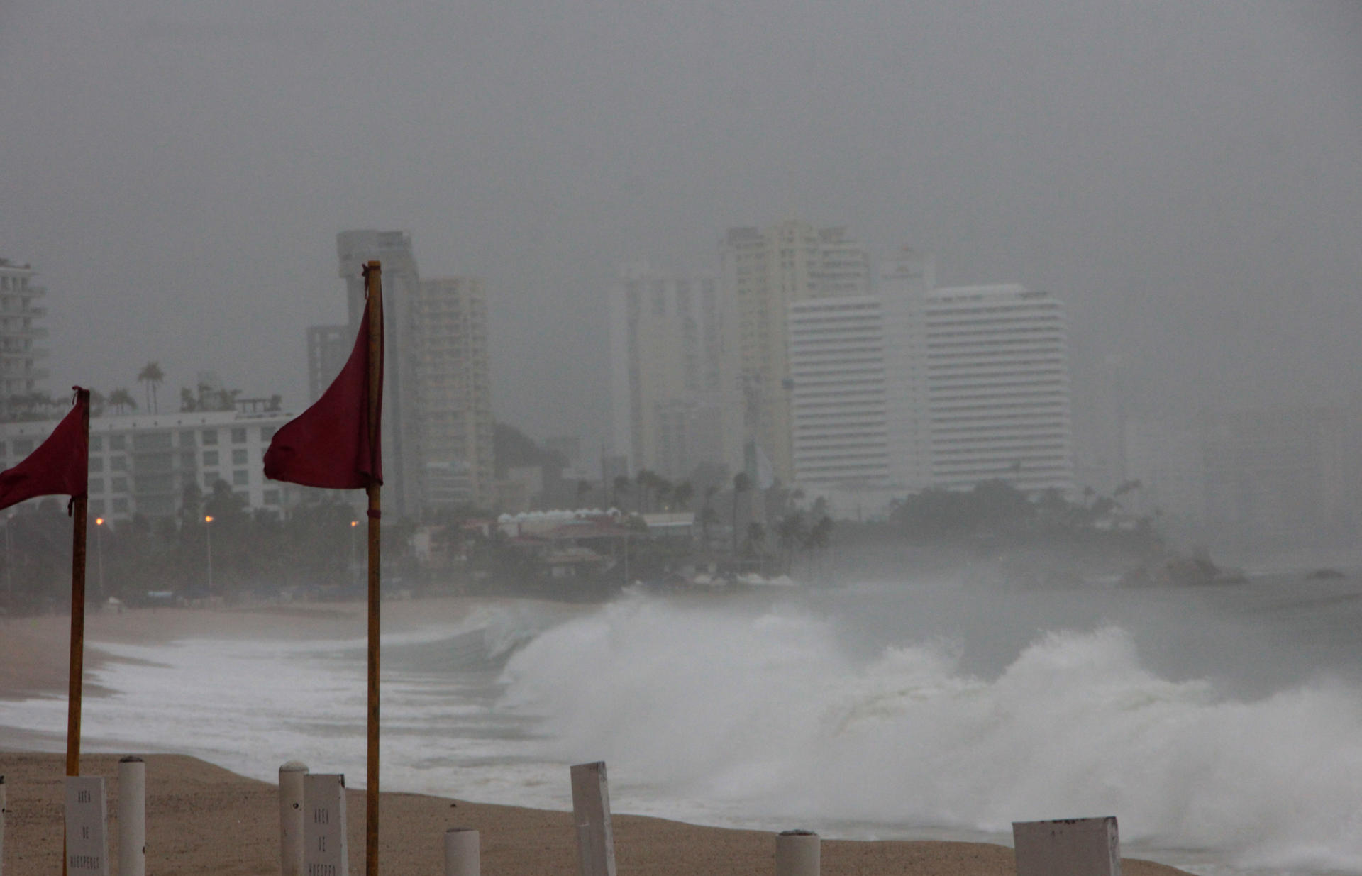 La tormenta Erick se convierte en un huracán categoría 1 en su ruta al sur de México