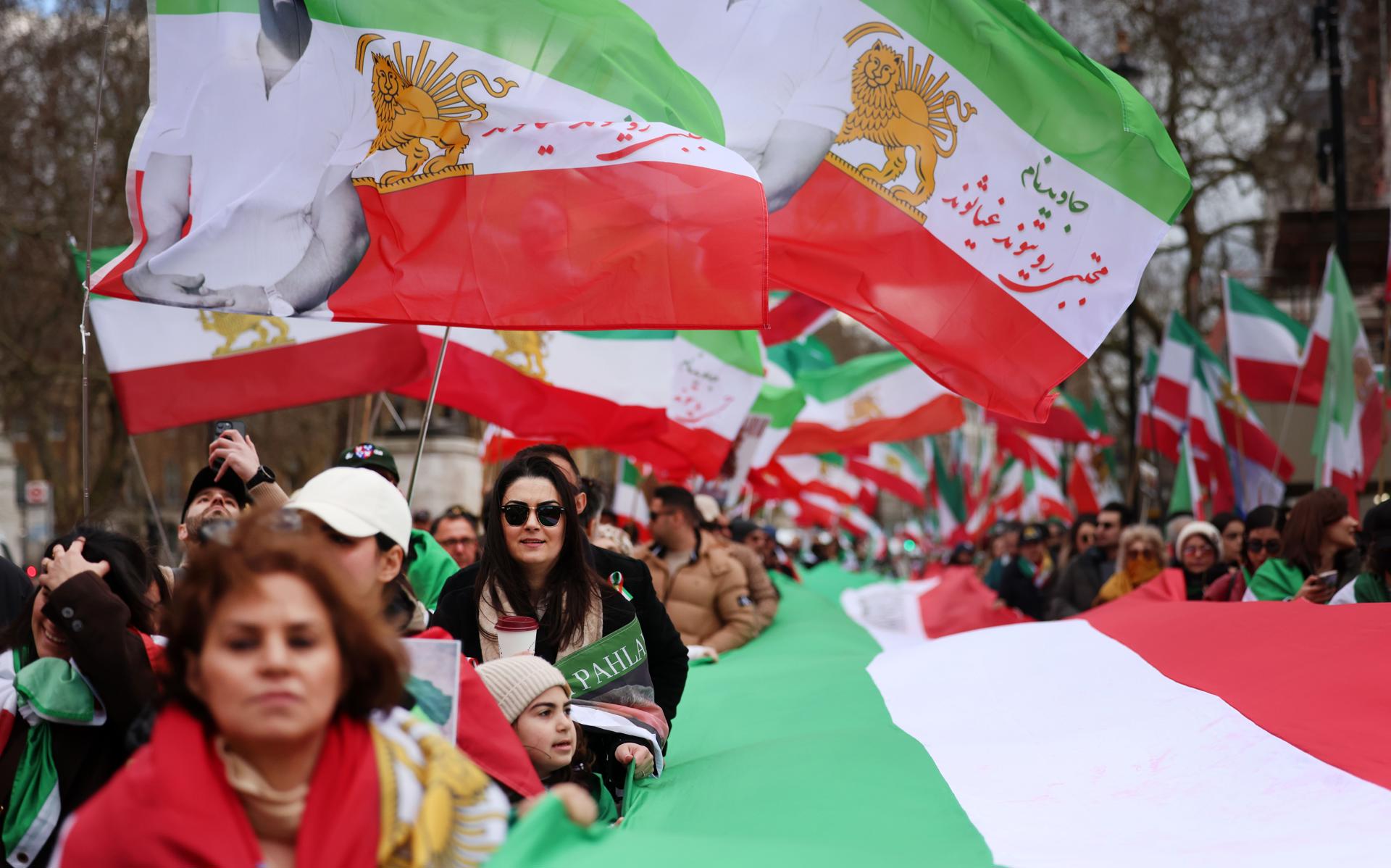 Iraníes pro Sha celebran en Londres los ataques y los llaman «intervención humanitaria»