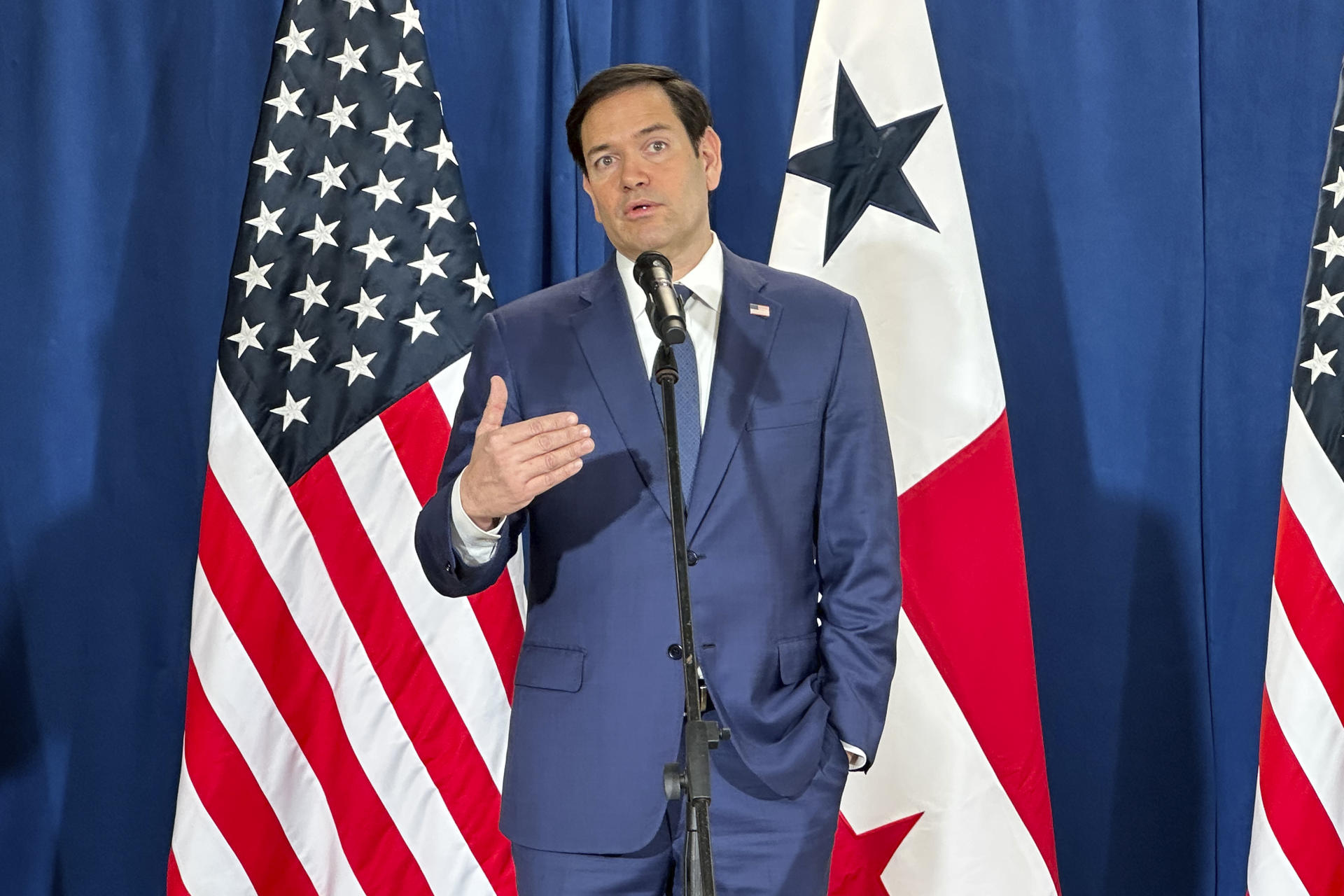 Marco Rubio supervisa en Panamá vuelo de deportación de 43 migrantes colombianos pagado por EEUU