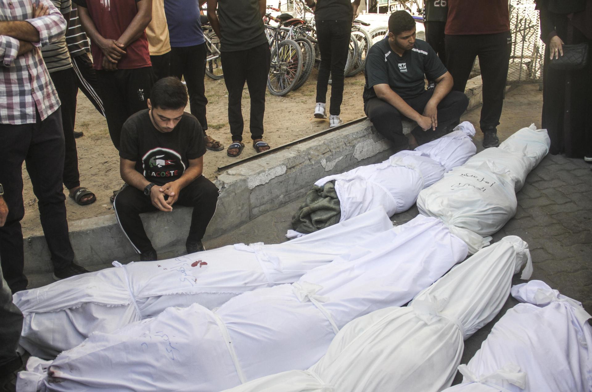 El bombardeo israelí contra una escuela en Gaza deja un centenar de muertos, según Hamás