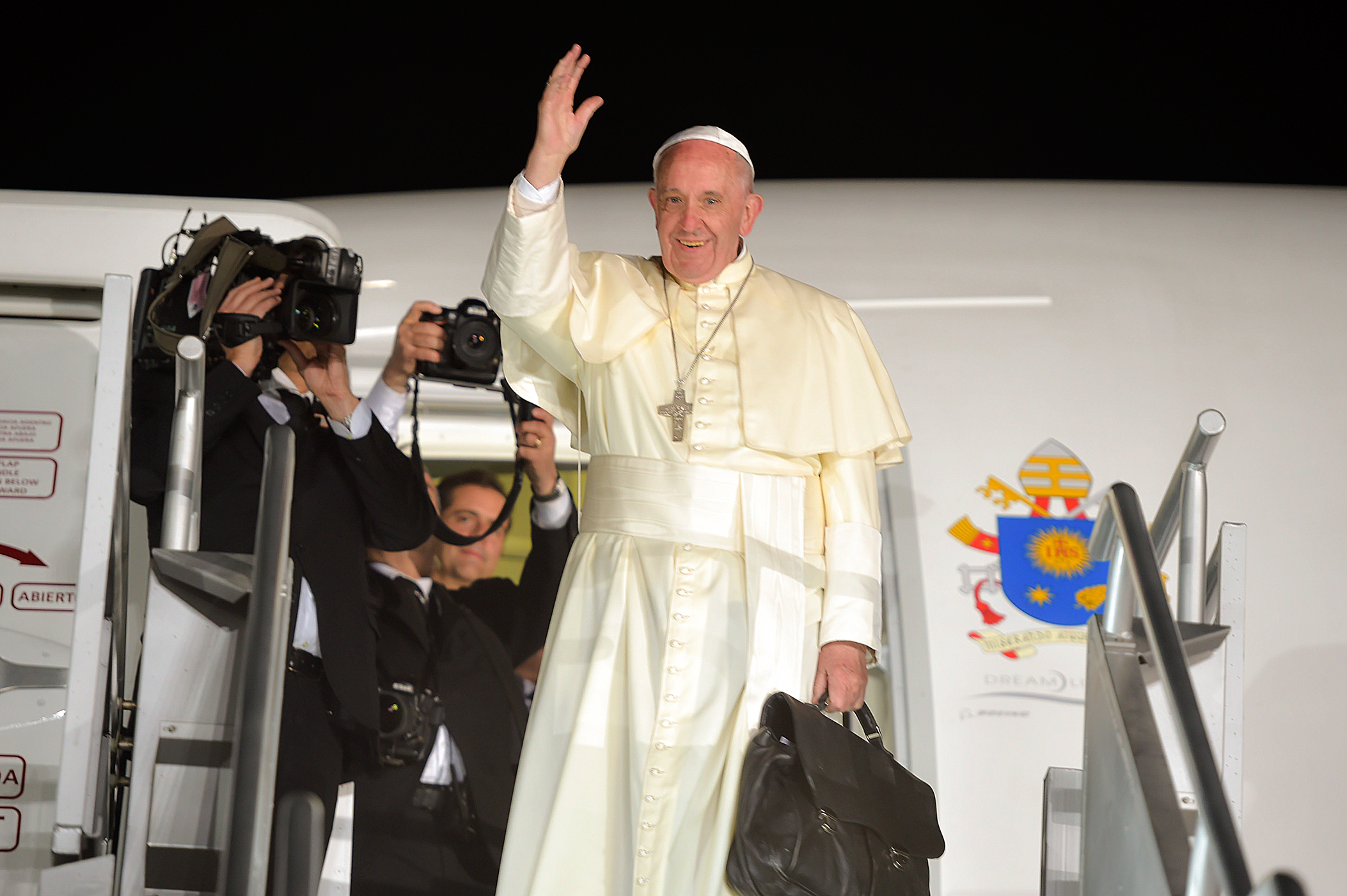 Papa Francisco llega a una Centroamérica convulsa