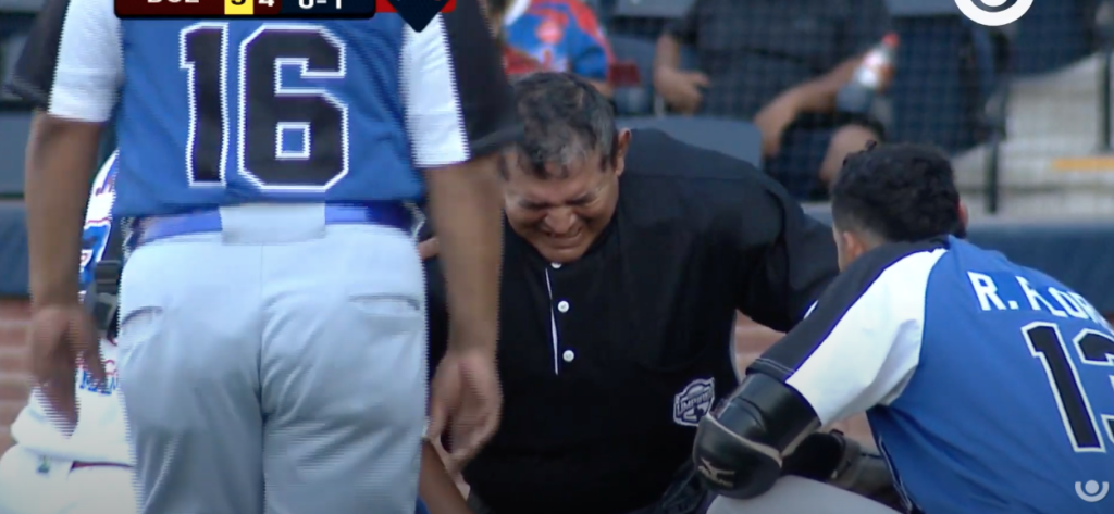 Árbitro se desvanece en pleno partido de béisbol