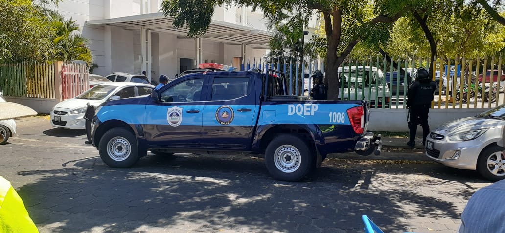 Policías Orteguistas asedian al doctor José Luis Borge de la Unidad Médica