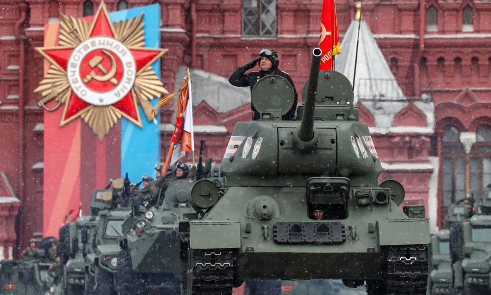 Rusia muestra al cuerpo diplomático en Moscú trofeos de la guerra en Ucrania