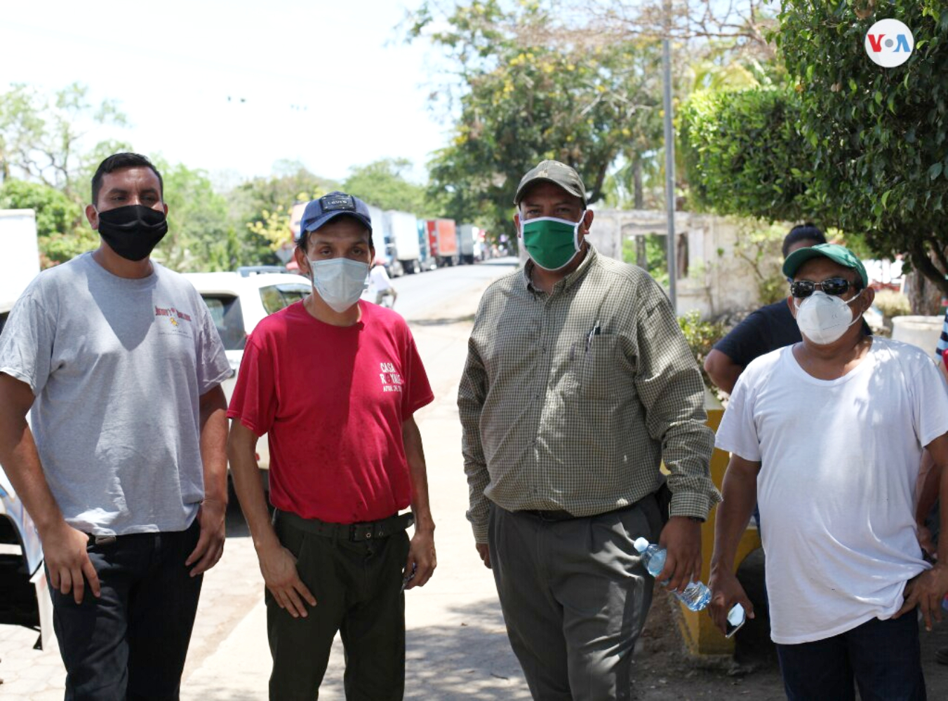 Transportistas varados en Peñas Blancas denuncian asaltos, falta de alimentos y medicina