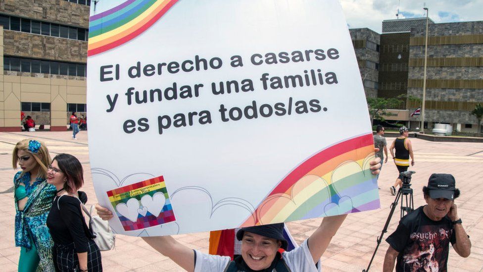 Matrimonio civil igualitario entra en vigencia en Costa Rica