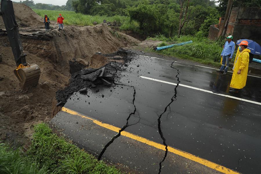 Aumentan a 27 las muertes por lluvias en El Salvador