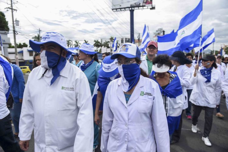 Minsa ordena barrida de médicos en hospitales públicos