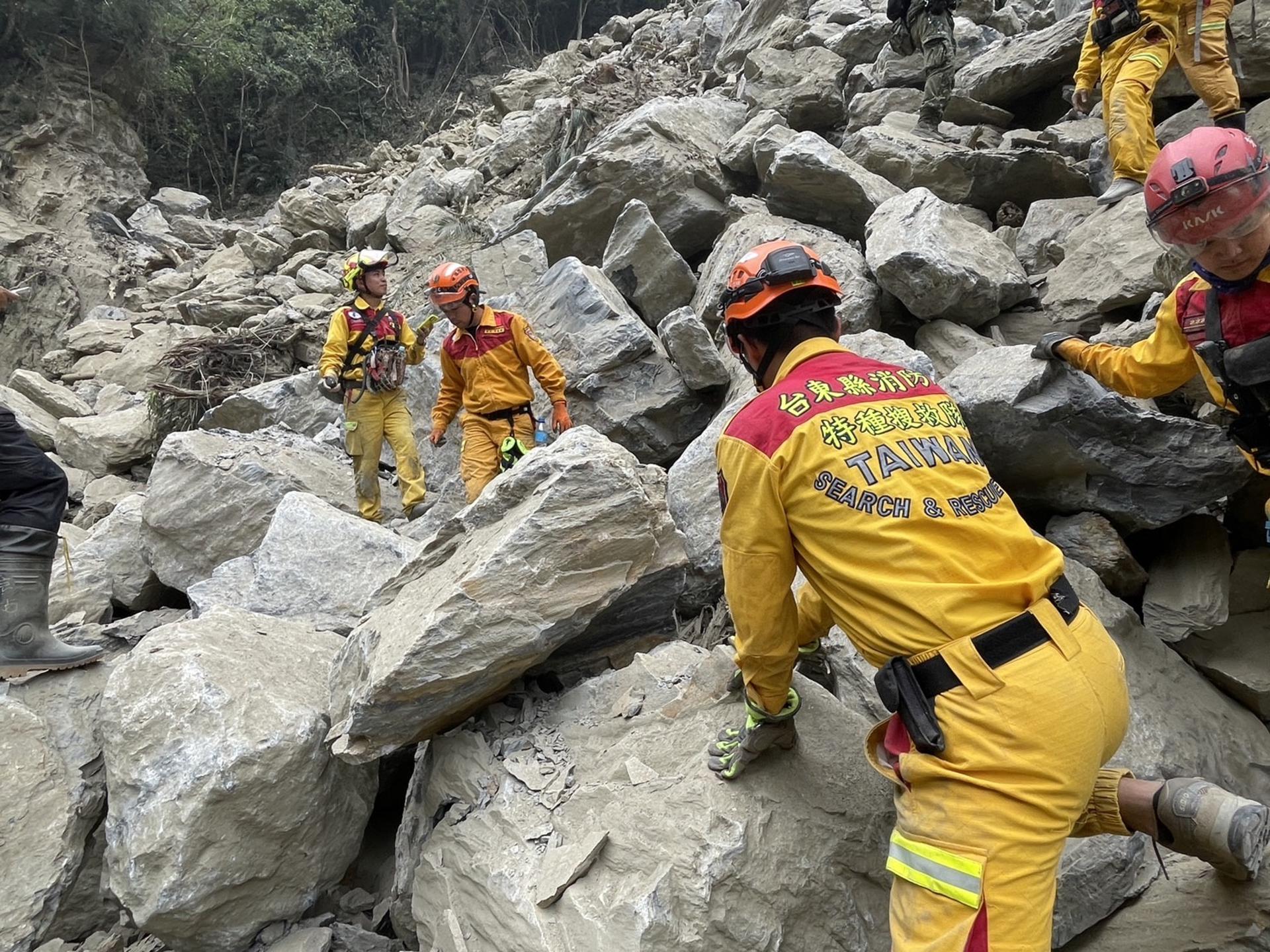Taiwán centra sus esfuerzos en encontrar a 16 desaparecidos tras el fuerte terremoto