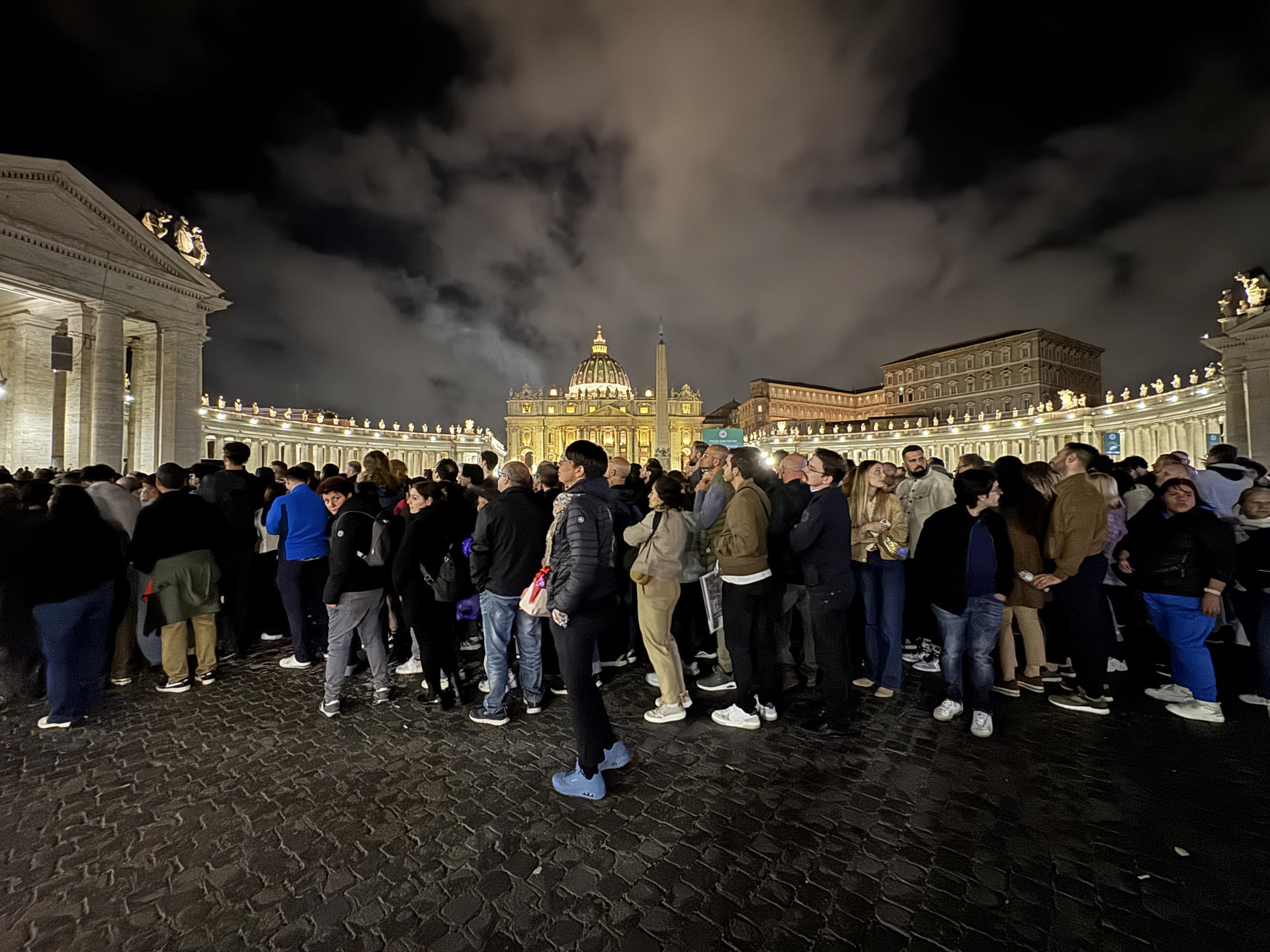 Crónica:  El multitudinario tributo de medianoche al papa difunto