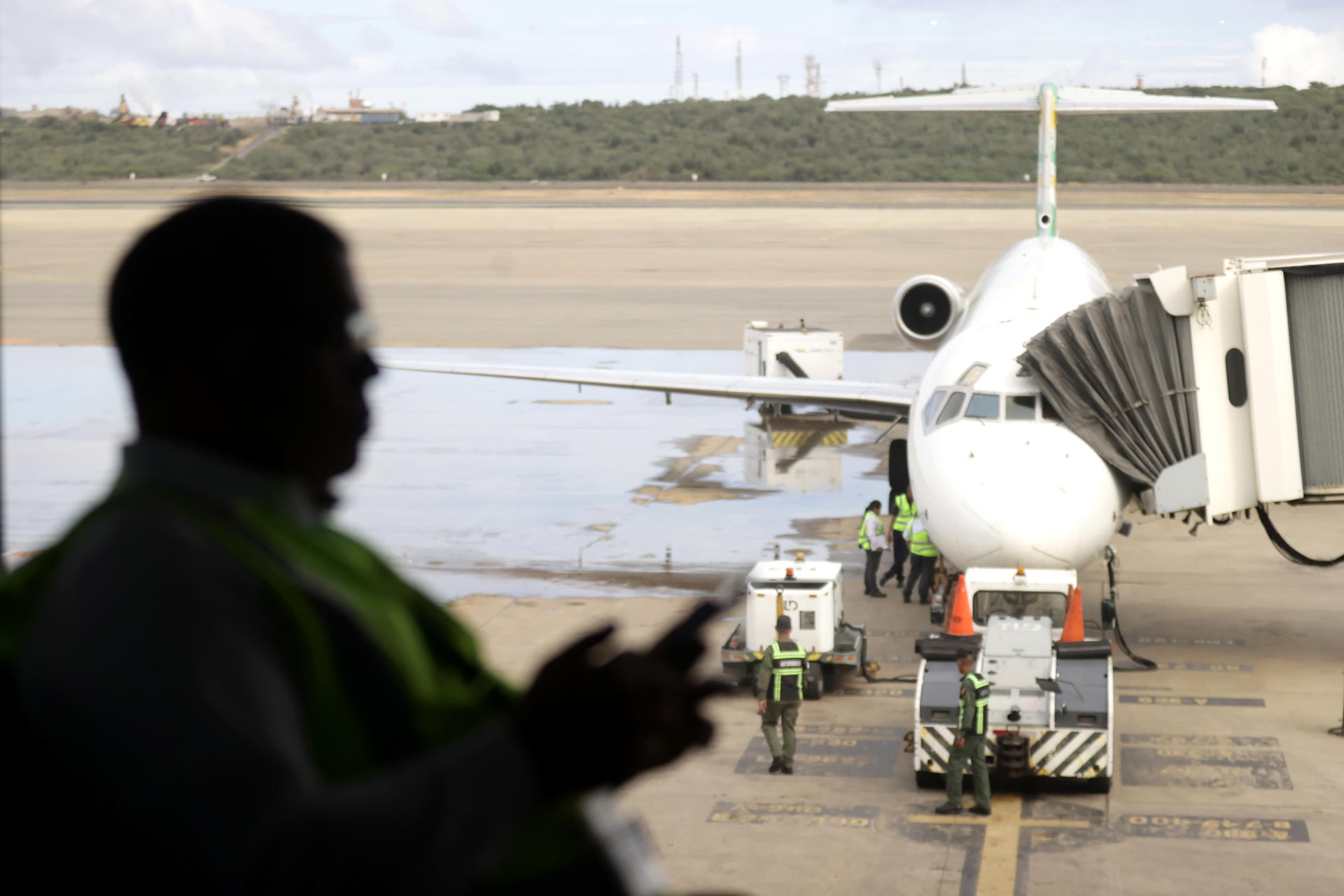 Vence el plazo de Venezuela a aerolíneas sin anuncio sobre sanciones o permisos