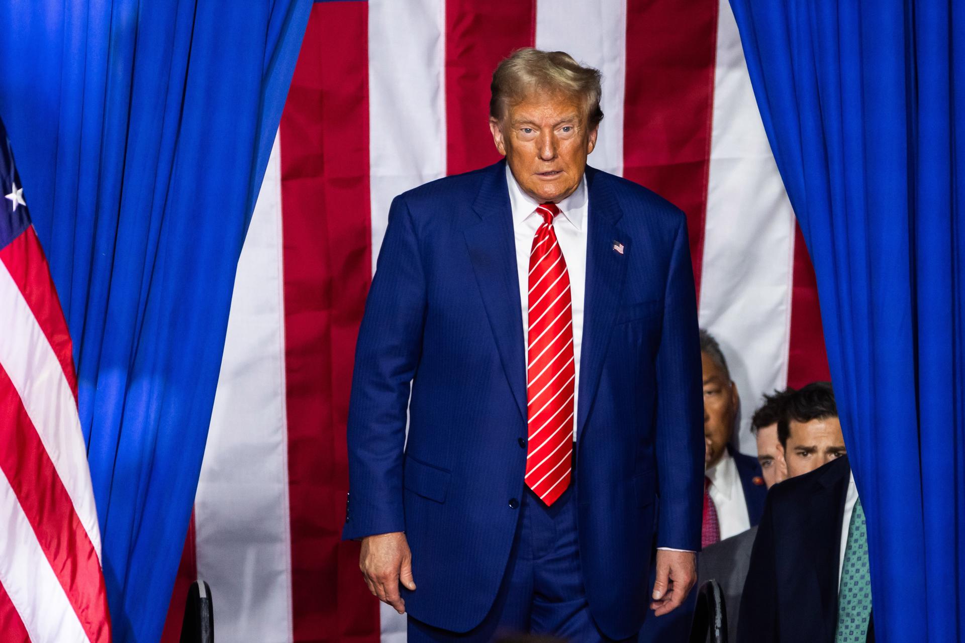 Trump amenaza con un año de cárcel a quienes quemen la bandera estadounidense
