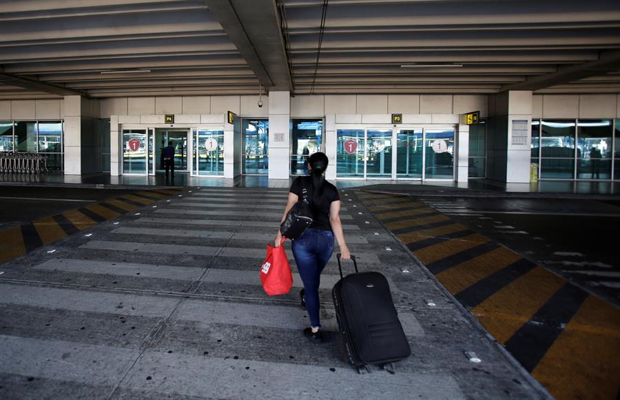 Nicaragüenses varados en Panamá emprenden viaje de retorno vía terrestre