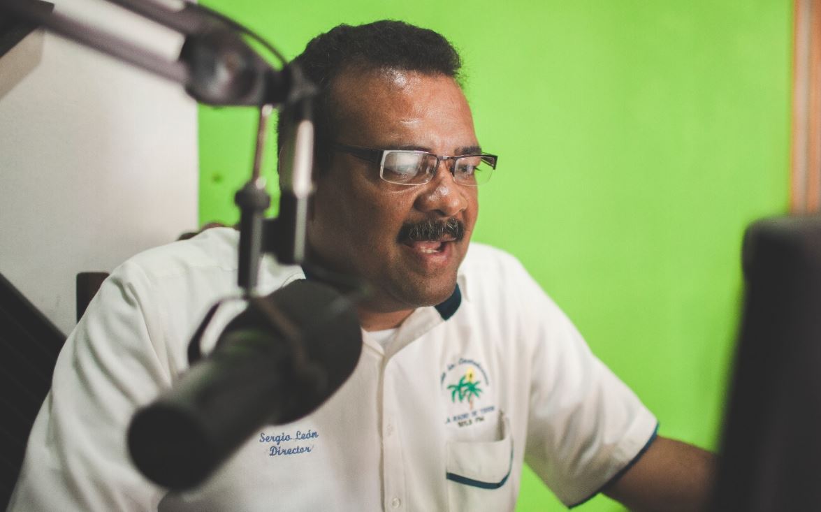 Fallece el periodista Sergio León, fundador de radio La Costeñísima