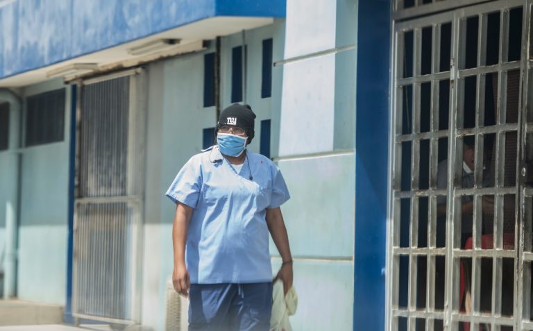 Médicos a un paso de la cárcel: Dictadura reactiva fábrica de delitos