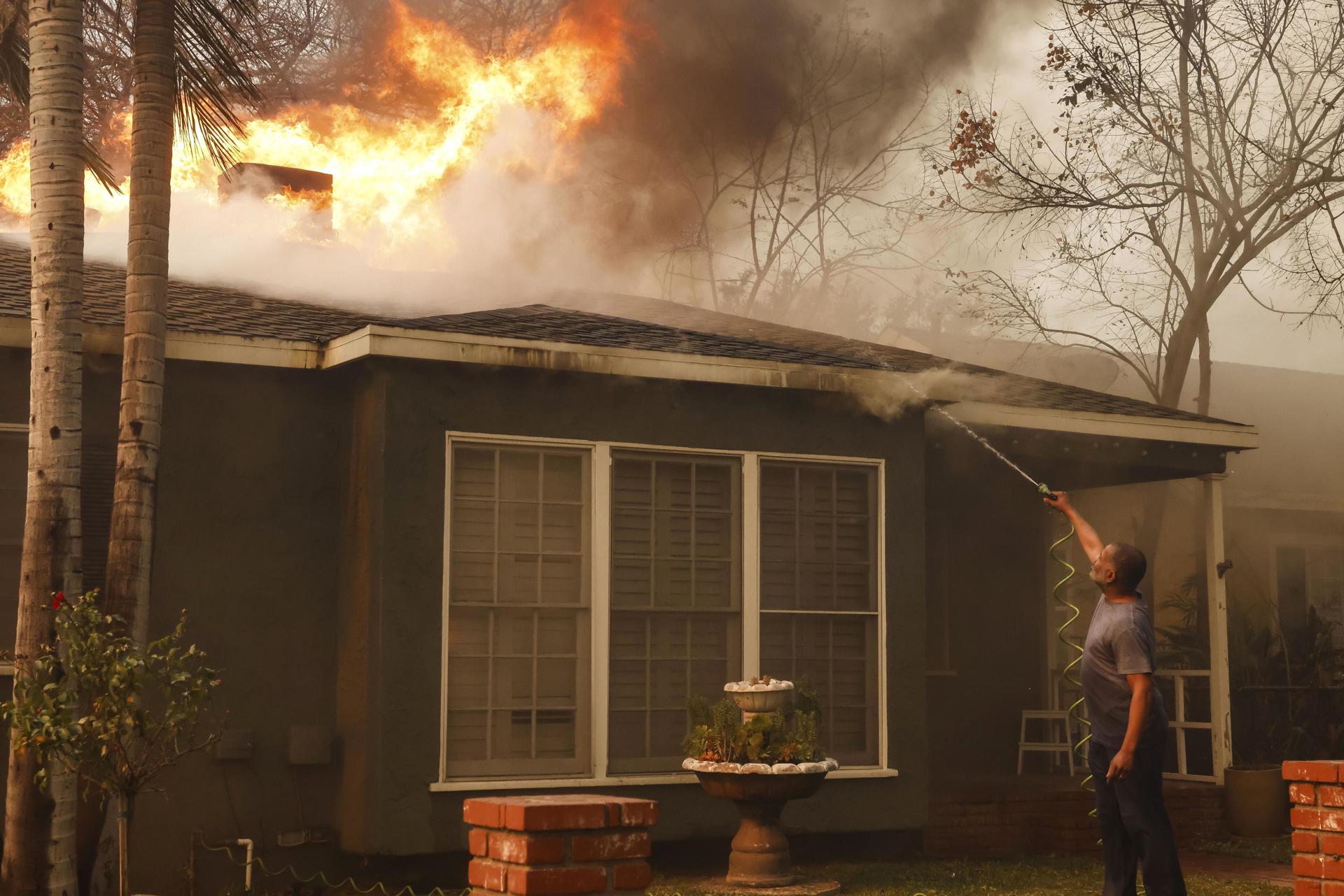 Vecinos que perdieron todo en los incendios de California: «No puedo aceptar la realidad»