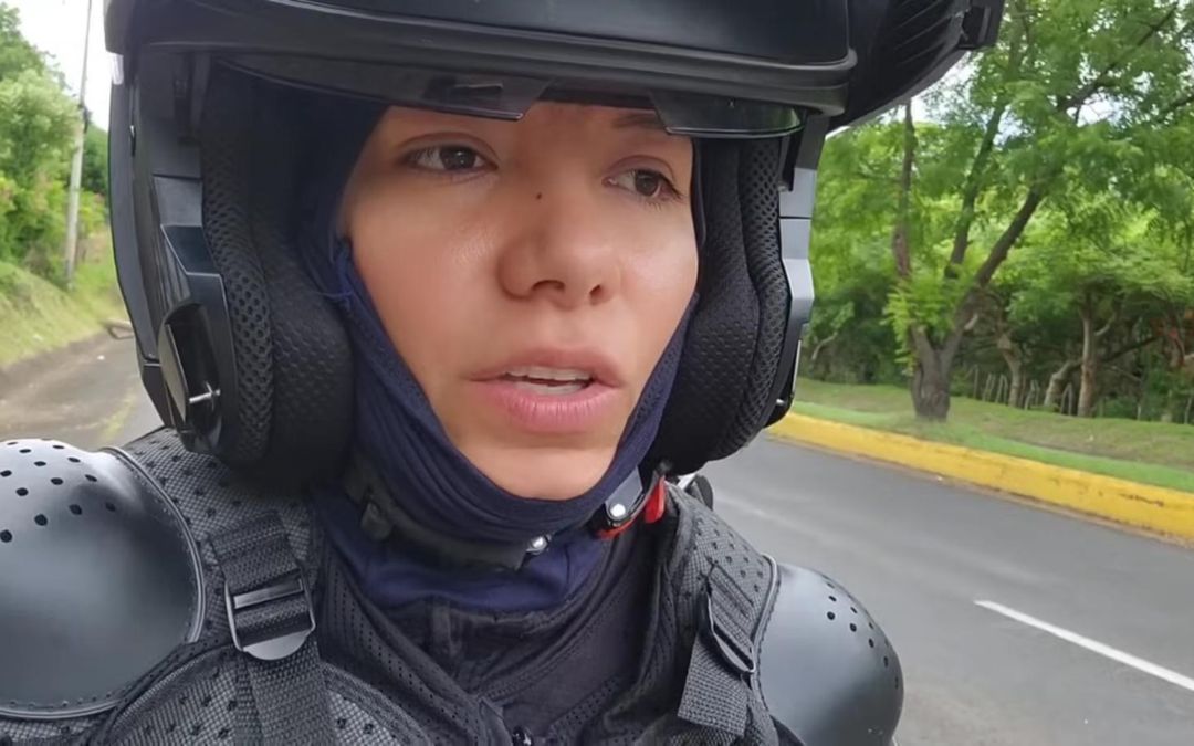 «Ponga ahí el billete»: policías nicaragüenses sobornan a youtuber boliviana
