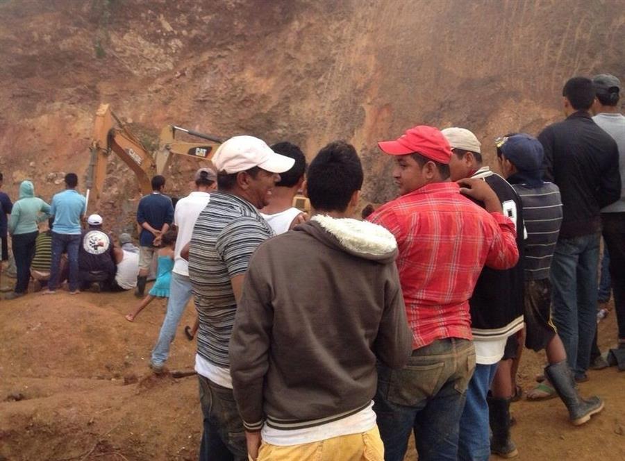 Encuentran sin vida a tres jóvenes soterrados en una mina en Chinandega