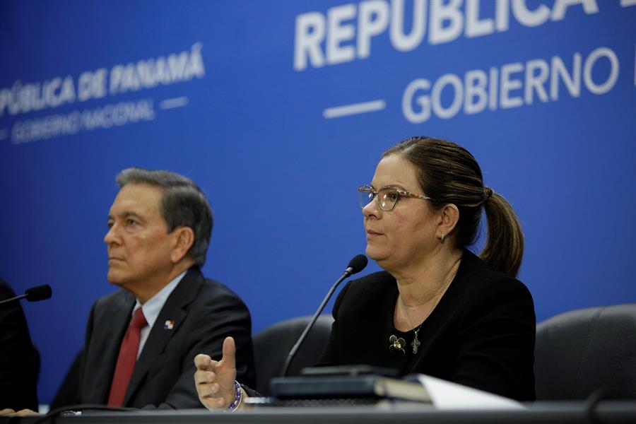 El presidente de Panamá cesa a la ministra de Salud en pleno brote de la pandemia