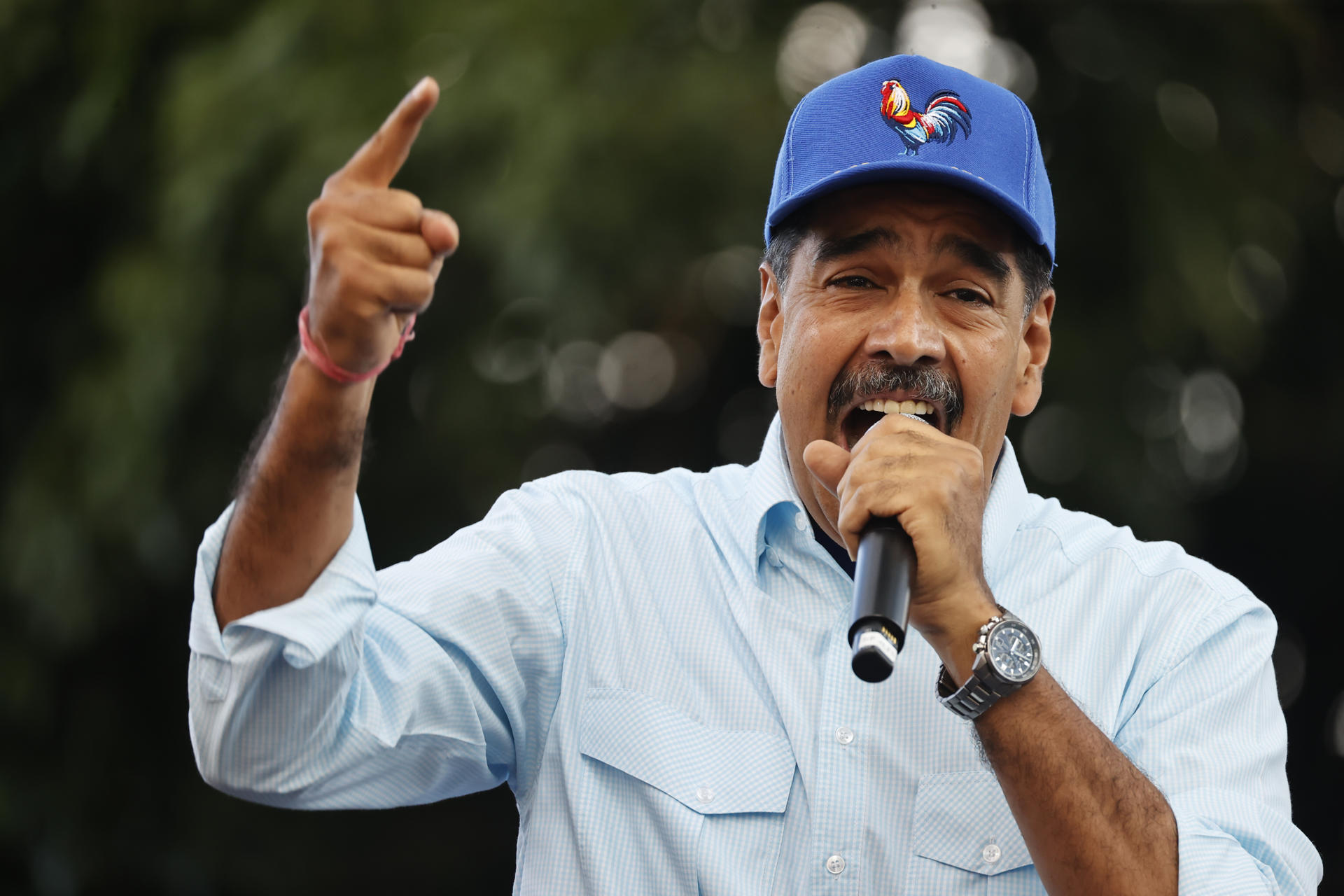 Maduro declara «mártires» a dos militantes chavistas «asesinadas» tras los comicios