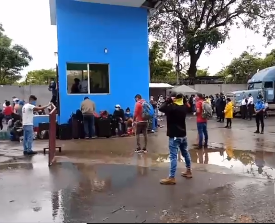 Policía orteguista bloquea paso a nicaragüenses, llevan 12 horas bajo lluvia y sin alimentos