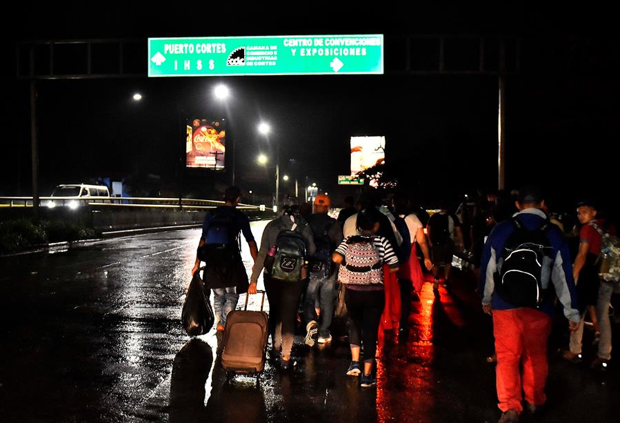 Caravana de inmigrantes sale de Honduras hacia Estados Unidos